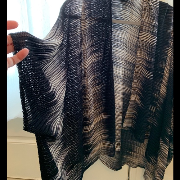 Black/white cover up jacket. Sz L/XL - Picture 4 of 4